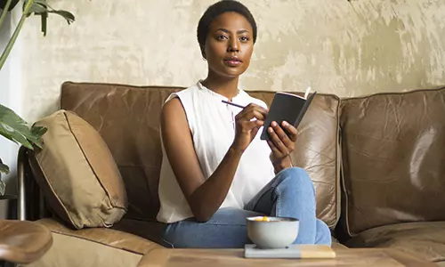 mulher negra fazendo anotações