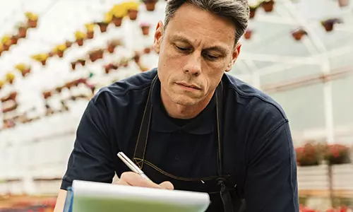 homem empreendedor fazendo contas